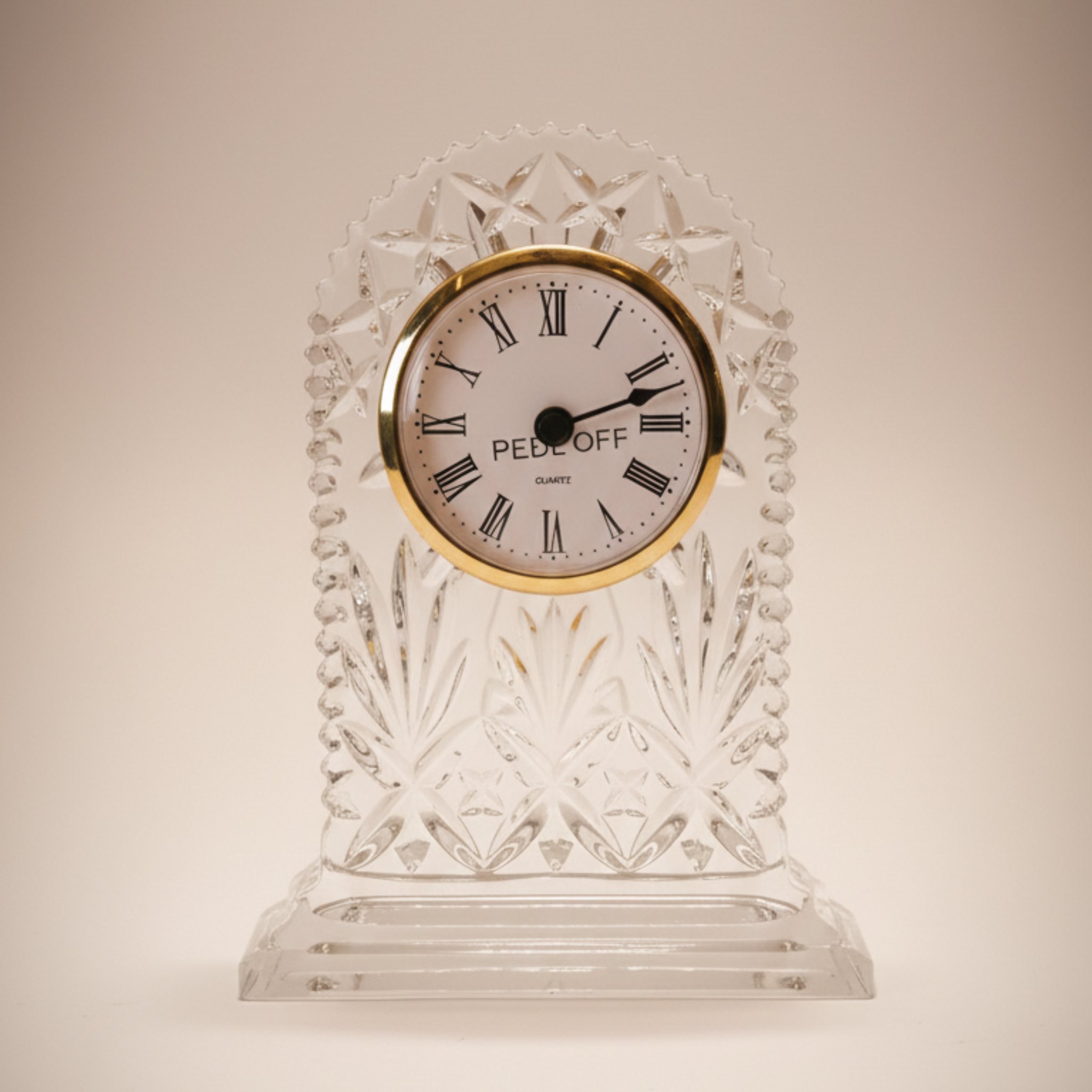 Horloge de Table en Cristal de Bohême – Design Taillé & Cadran Doré